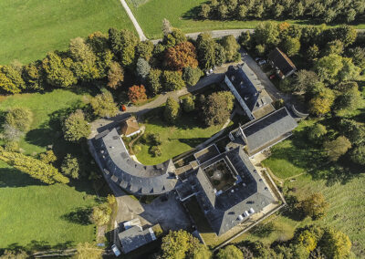 Abbaye de la Rochette à Belmont-Tramonet en Savoie vue du ciel